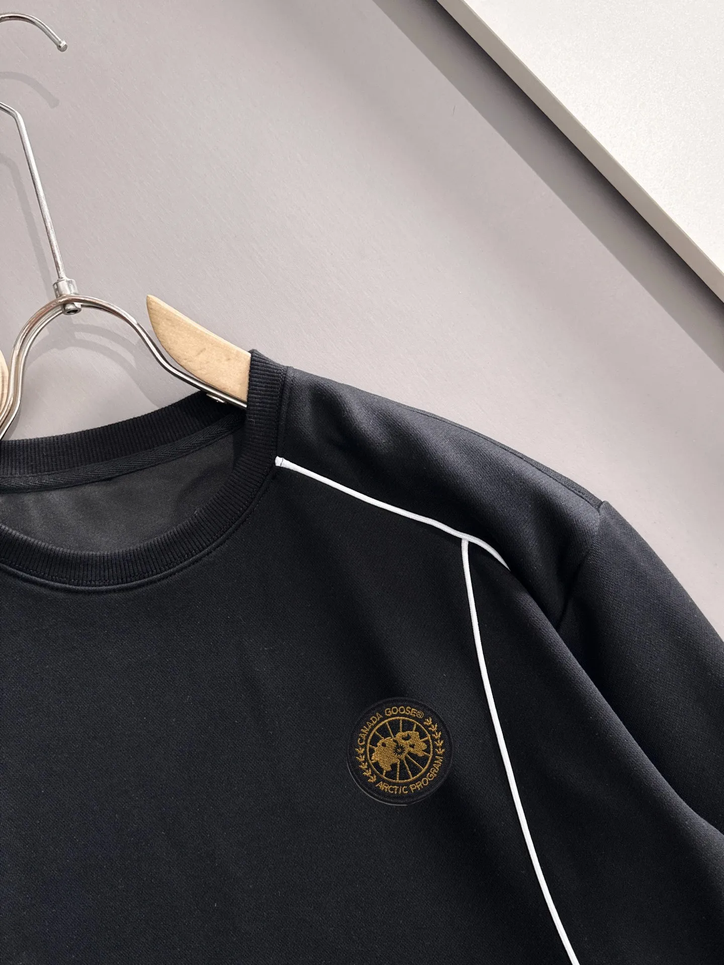 P360 Big Goose is the exclusive first release of 25ss new autumn and winter round neck long-sleeved sweatshirts for men and women. Many celebrities share the same style. Craftsmanship that cannot be copied by ordinary small workshops. We are not afraid of any challenges in terms of materials, detail restoration and craftsmanship, just to provide you with wonderful products. Compare the top original versions at will. No expense is spared just to do better. Unique imported fabric feel. Purely imported German machine production. Precision operation. Thousands of needles density. Full set of new accessories with three standards for simultaneous customization. The upper body is versatile and fashionable. A perfect choice for autumn and winter. A must-have item. Size chart: m-4XL (Please state your height and weight when placing an order.